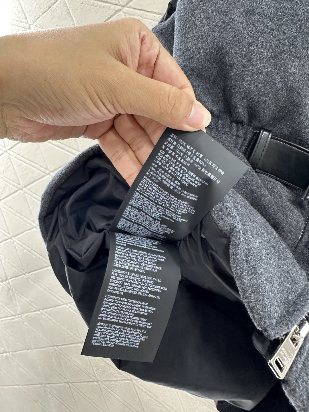 ♥Prad*♥2025新品上架
    立领腰带羽绒马甲
定制YB全羊毛材质 白鹅绒填充内里 整件轻盈保