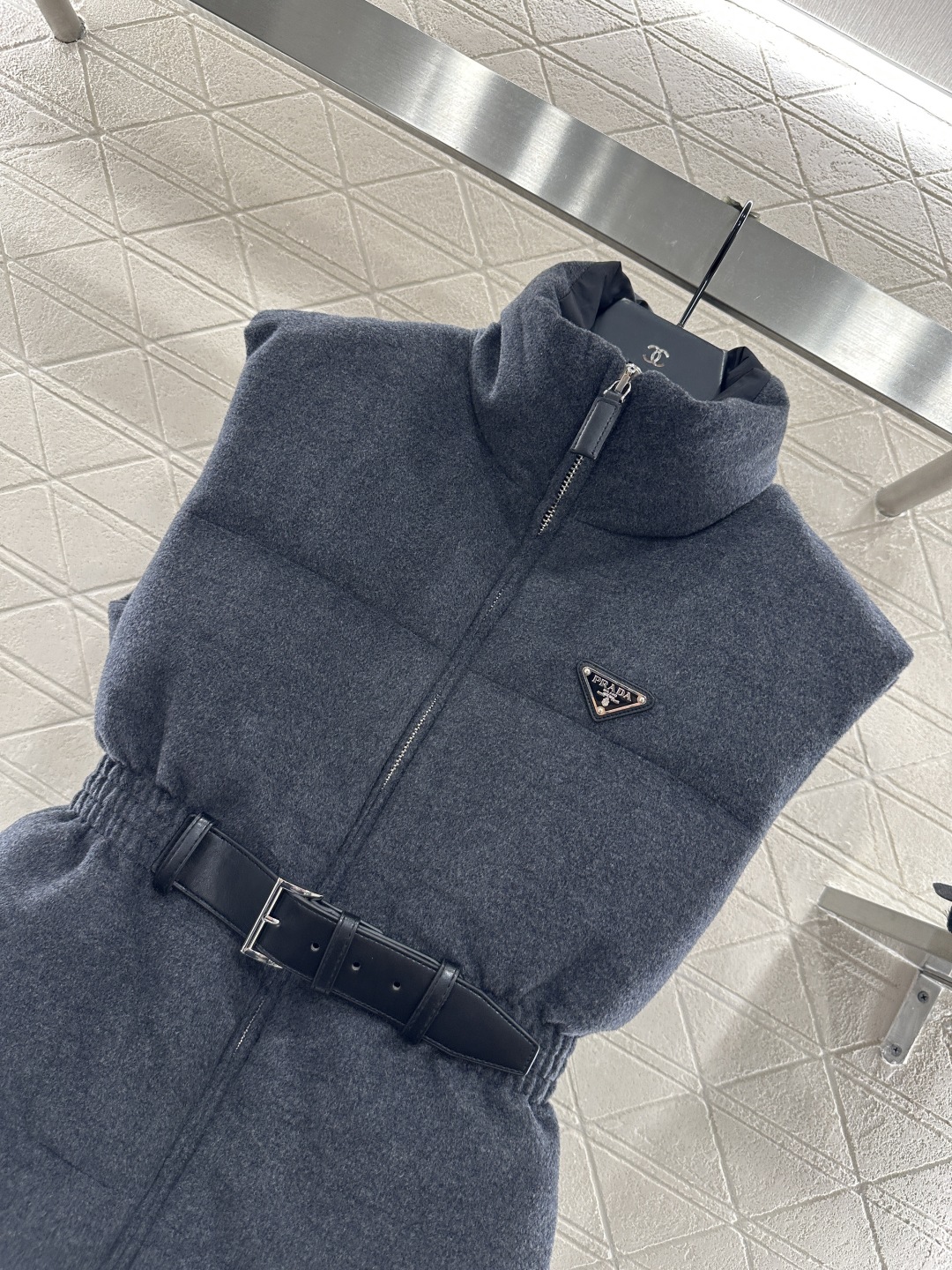 ♥Prad*♥2025新品上架
    立领腰带羽绒马甲
定制YB全羊毛材质 白鹅绒填充内里 整件轻盈保