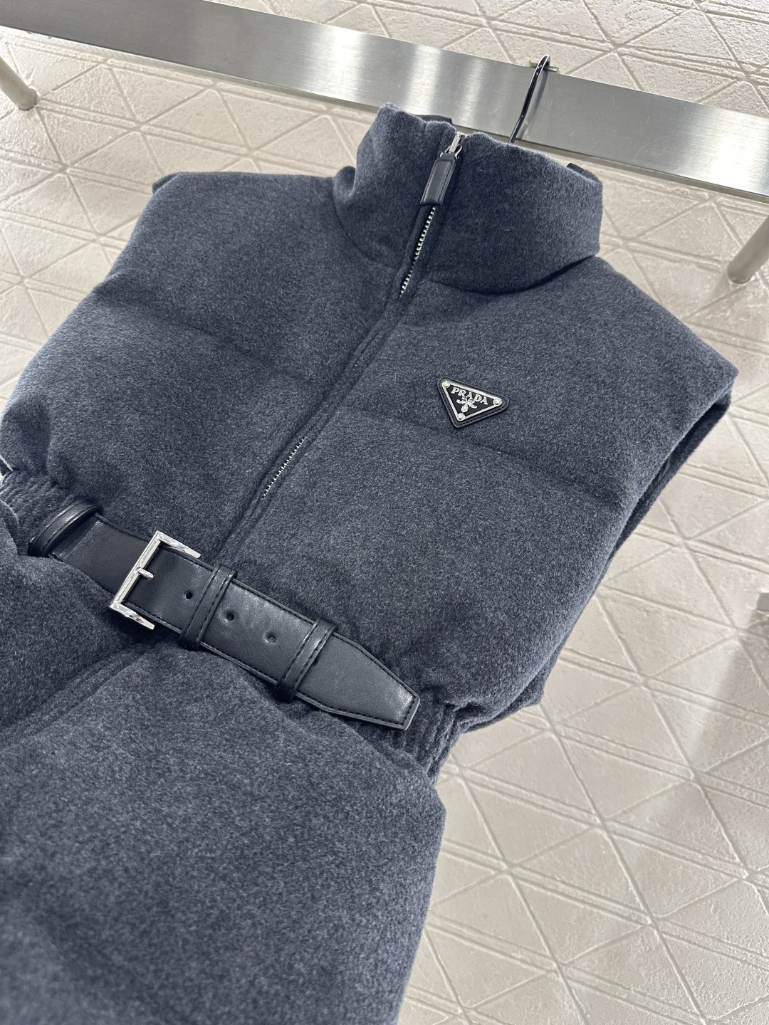 ♥Prad*♥2025新品上架
    立领腰带羽绒马甲
定制YB全羊毛材质 白鹅绒填充内里 整件轻盈保