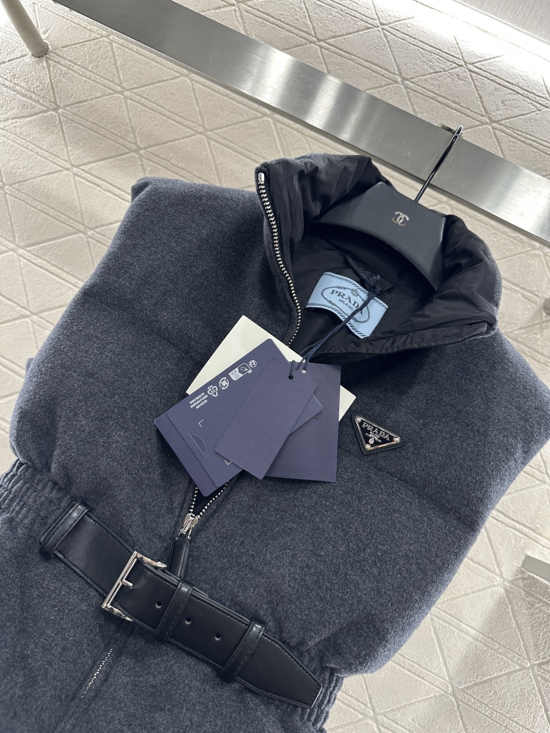 ♥Prad*♥2025新品上架
    立领腰带羽绒马甲
定制YB全羊毛材质 白鹅绒填充内里 整件轻盈保
