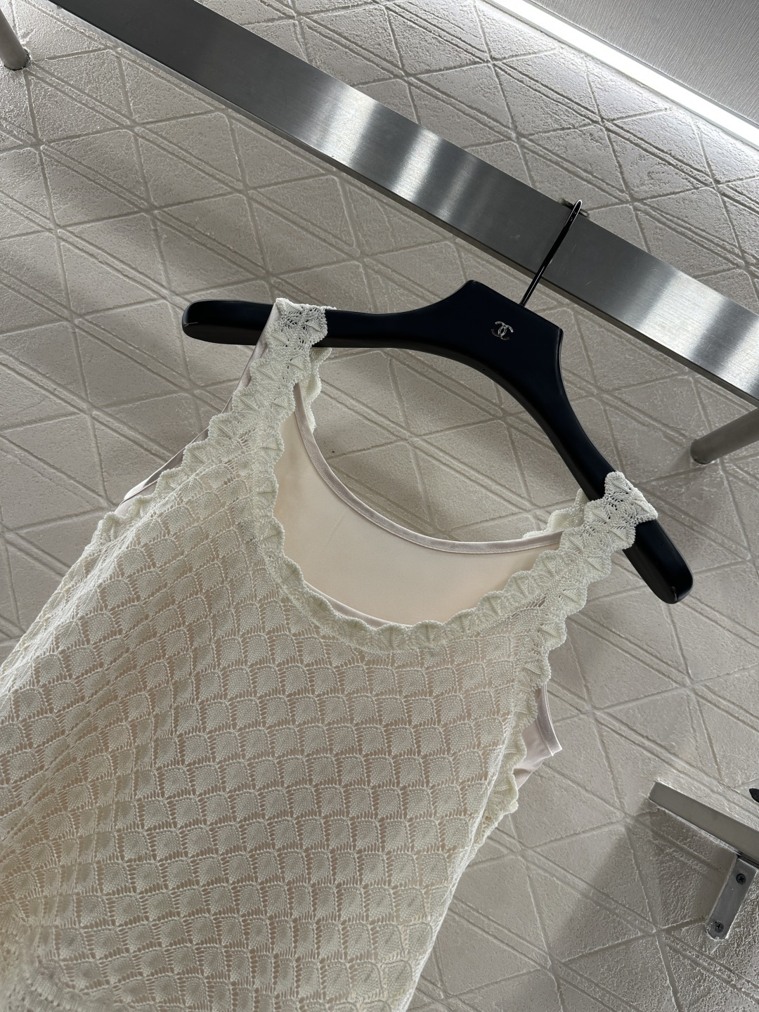 ♥Dio*♥2025新品上架
    镂空针织背心两件套
定制YB丝绵纱线织造 质感高级 穿搭舒适 U领