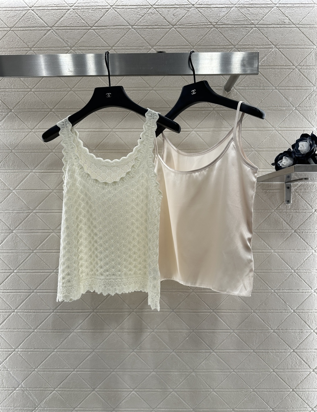 ♥Dio*♥2025新品上架
    镂空针织背心两件套
定制YB丝绵纱线织造 质感高级 穿搭舒适 U领