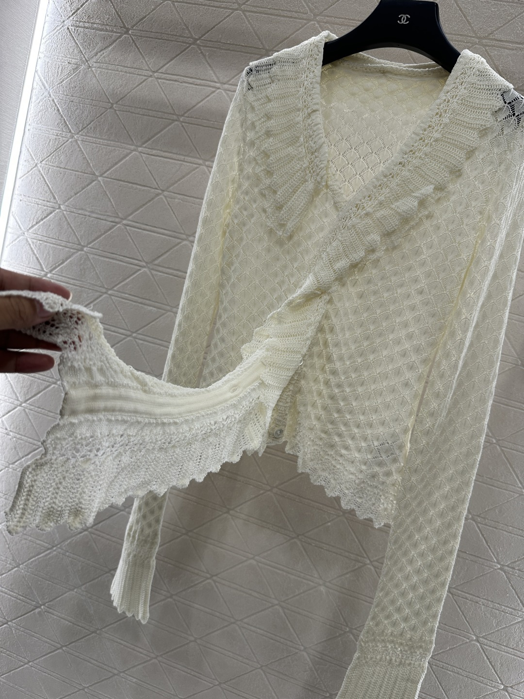 ♥Dio*♥2025新品上架
  可拆卸花边针织上衣
定制YB丝棉纱线织造 密实细针工艺 呈现明显肌理 