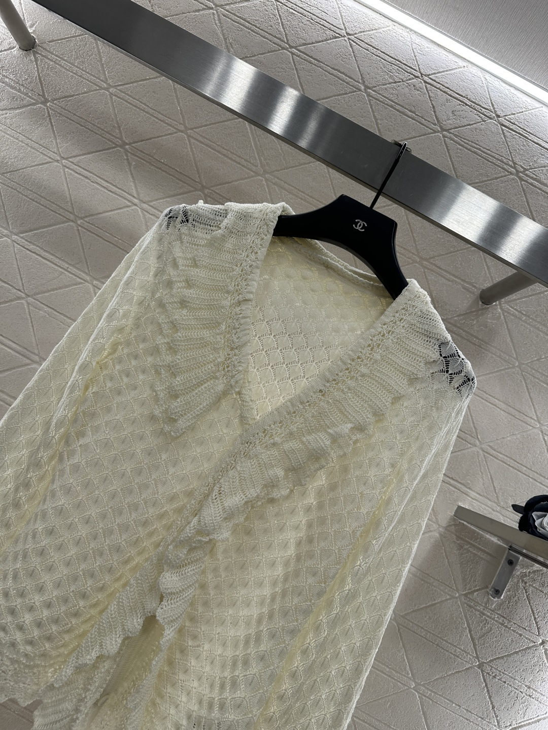 ♥Dio*♥2025新品上架
  可拆卸花边针织上衣
定制YB丝棉纱线织造 密实细针工艺 呈现明显肌理 