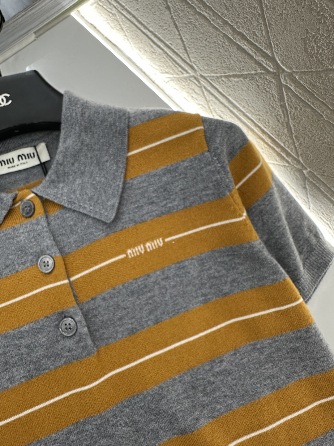 ♥Miumi*♥2025新品上架
      翻领针织短袖
定制YB羊毛纱线织造 柔软舒适 洋气显瘦 翻