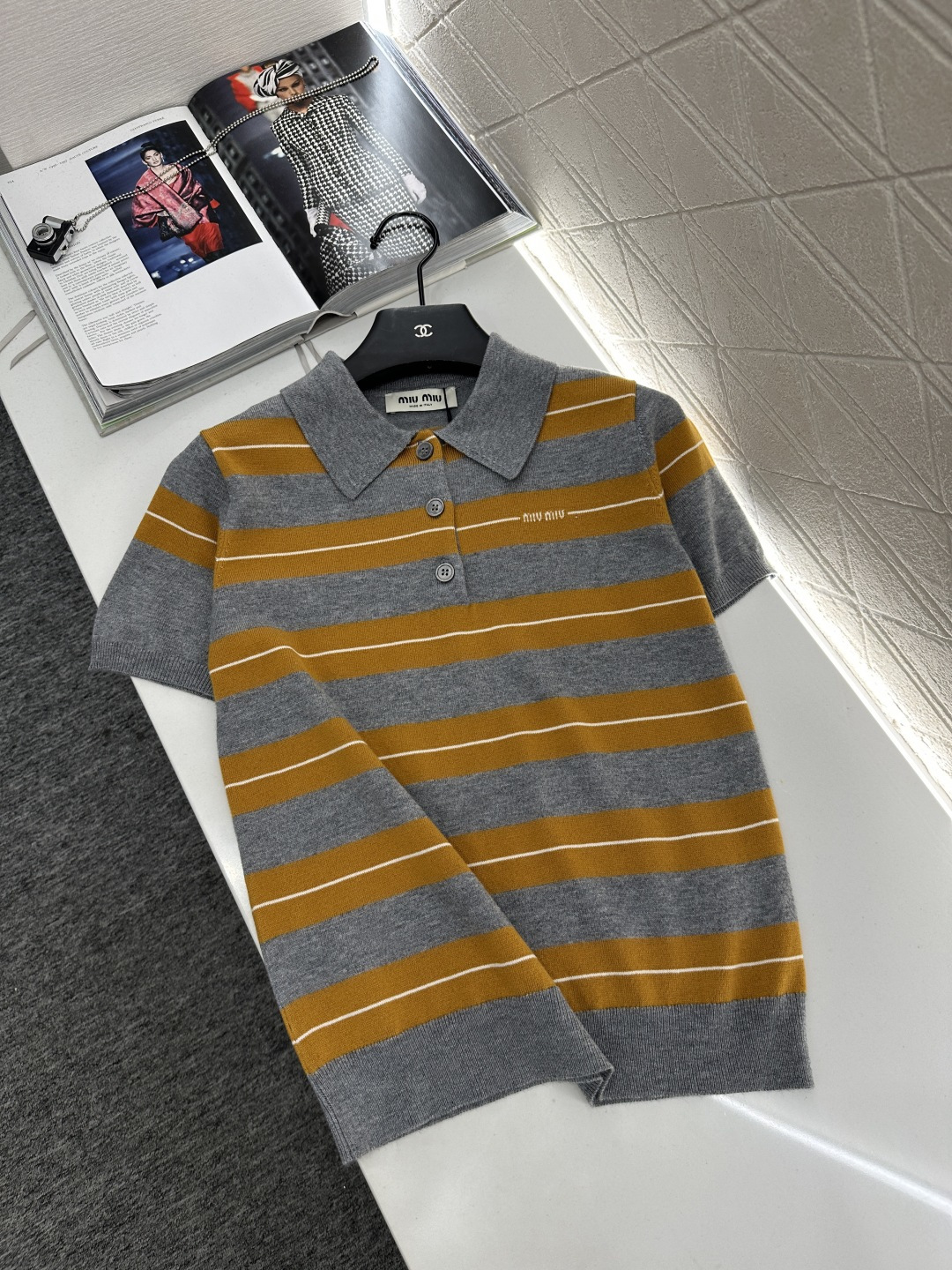 ♥Miumi*♥2025新品上架
      翻领针织短袖
定制YB羊毛纱线织造 柔软舒适 洋气显瘦 翻