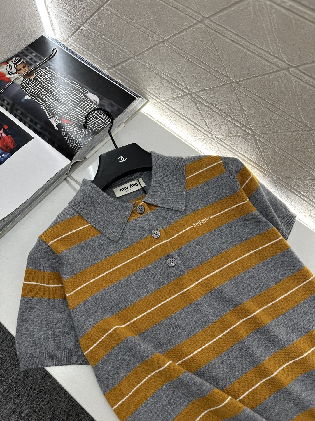 ♥Miumi*♥2025新品上架
      翻领针织短袖
定制YB羊毛纱线织造 柔软舒适 洋气显瘦 翻