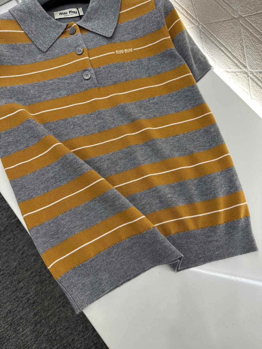 ♥Miumi*♥2025新品上架
      翻领针织短袖
定制YB羊毛纱线织造 柔软舒适 洋气显瘦 翻