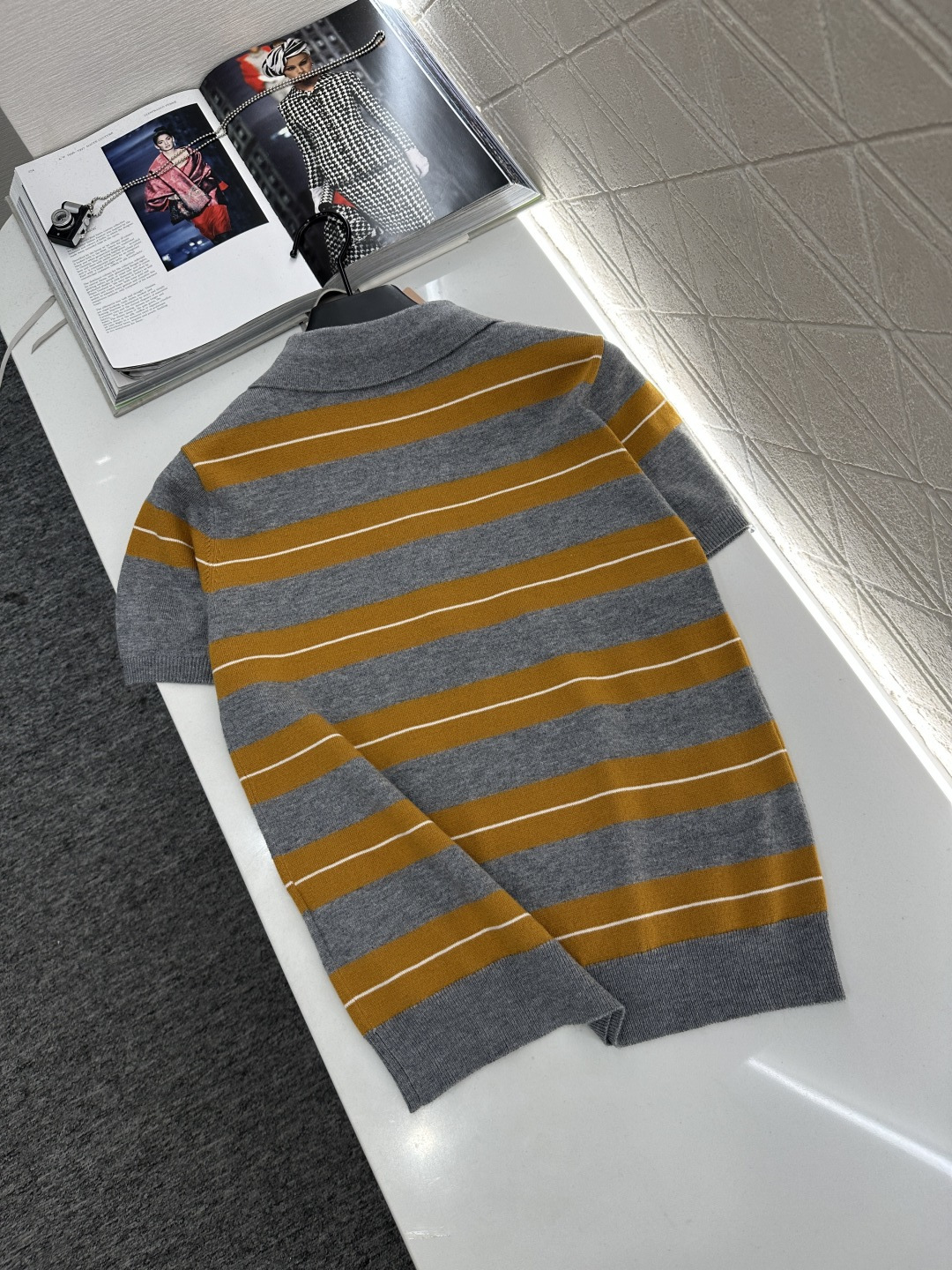 ♥Miumi*♥2025新品上架
      翻领针织短袖
定制YB羊毛纱线织造 柔软舒适 洋气显瘦 翻