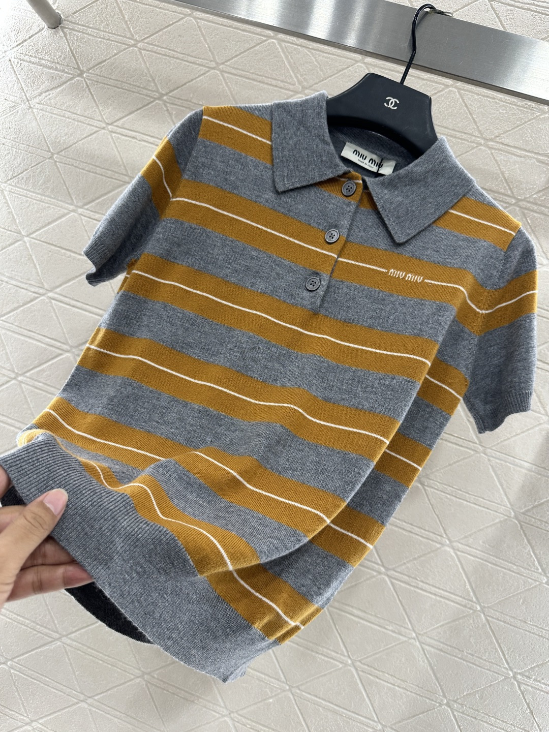 ♥Miumi*♥2025新品上架
      翻领针织短袖
定制YB羊毛纱线织造 柔软舒适 洋气显瘦 翻