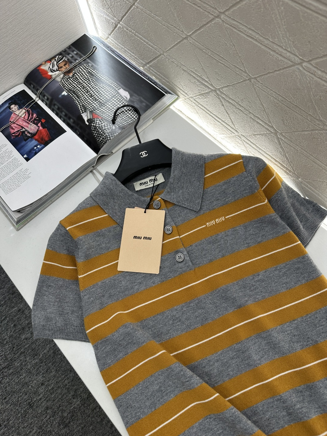 ♥Miumi*♥2025新品上架
      翻领针织短袖
定制YB羊毛纱线织造 柔软舒适 洋气显瘦 翻