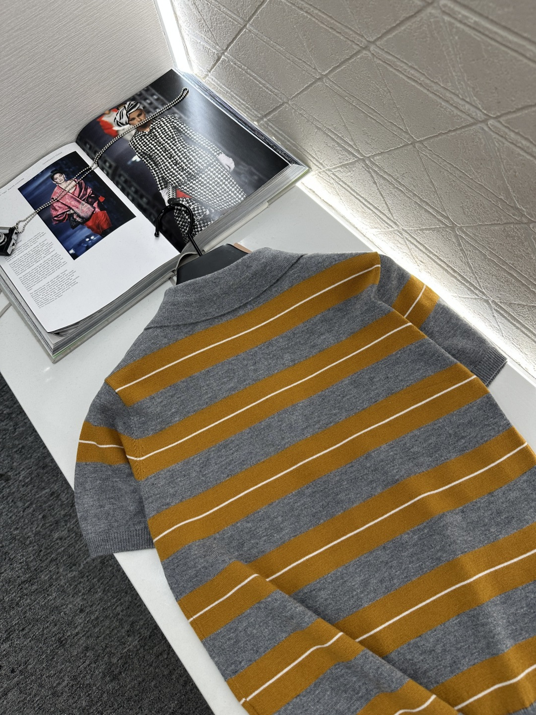 ♥Miumi*♥2025新品上架
      翻领针织短袖
定制YB羊毛纱线织造 柔软舒适 洋气显瘦 翻