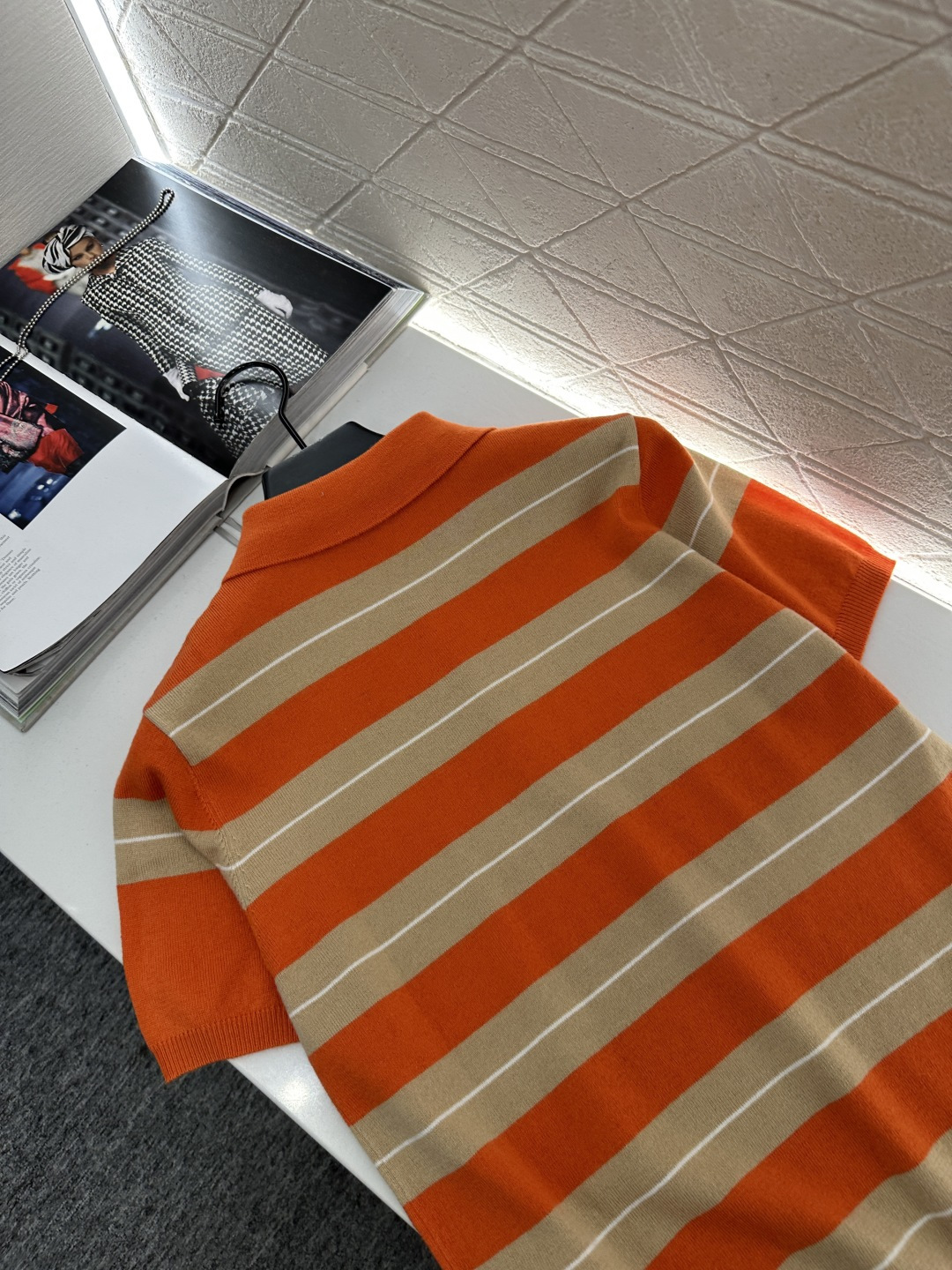 ♥Miumi*♥2025新品上架
      翻领针织短袖
定制YB羊毛纱线织造 柔软舒适 洋气显瘦 翻