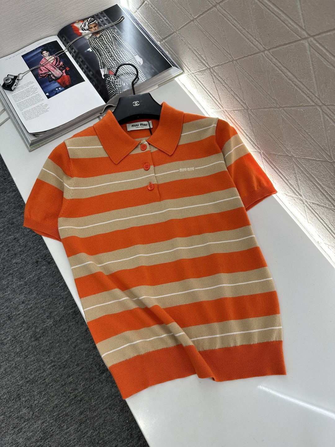 ♥Miumi*♥2025新品上架
      翻领针织短袖
定制YB羊毛纱线织造 柔软舒适 洋气显瘦 翻