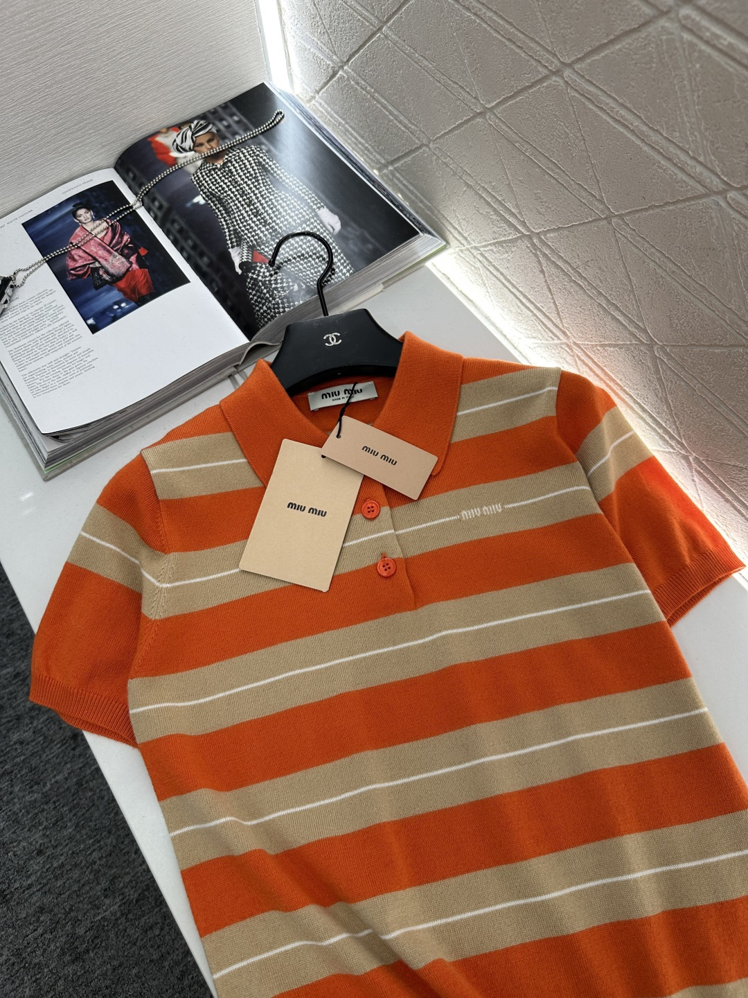 ♥Miumi*♥2025新品上架
      翻领针织短袖
定制YB羊毛纱线织造 柔软舒适 洋气显瘦 翻