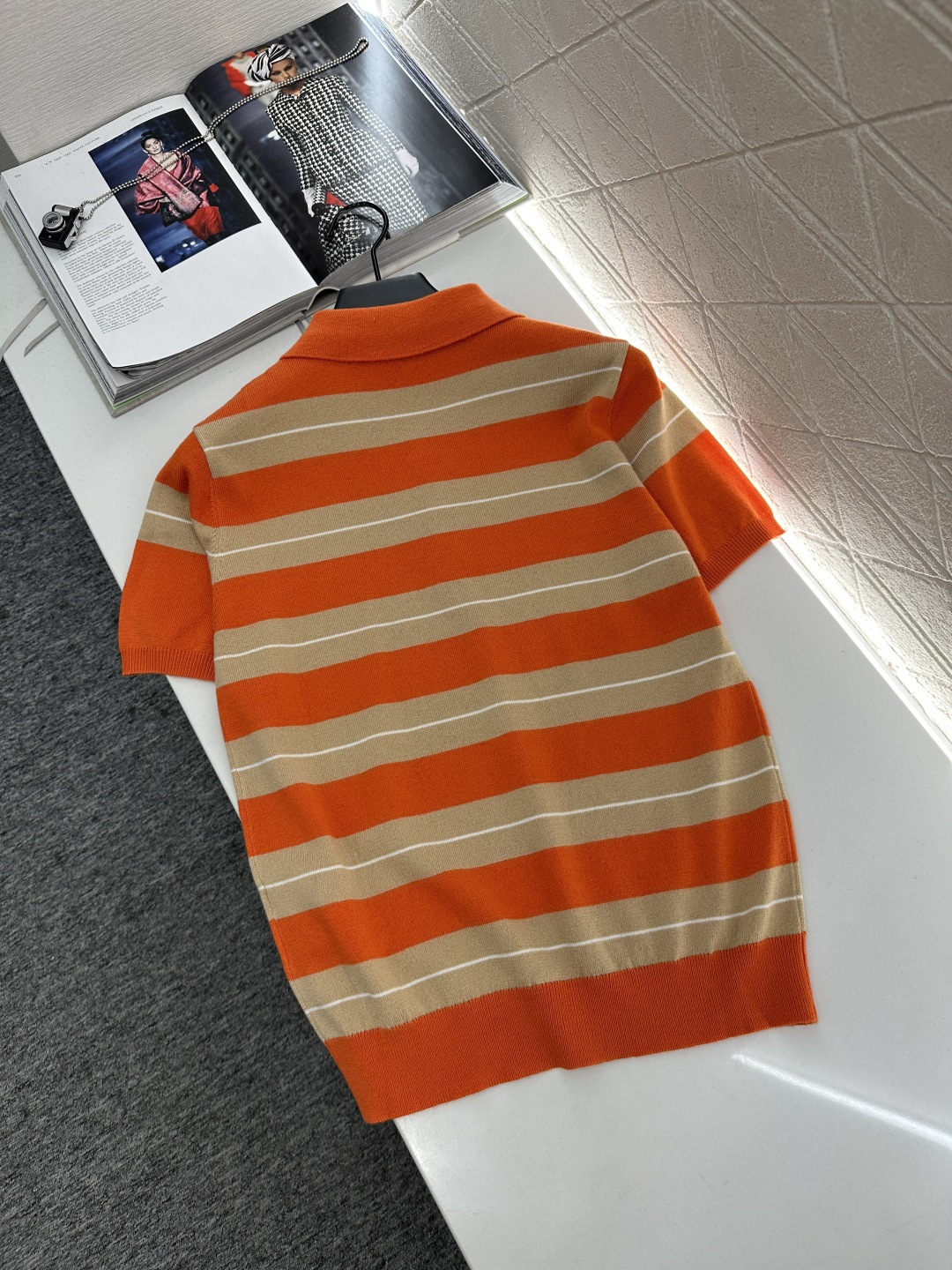 ♥Miumi*♥2025新品上架
      翻领针织短袖
定制YB羊毛纱线织造 柔软舒适 洋气显瘦 翻