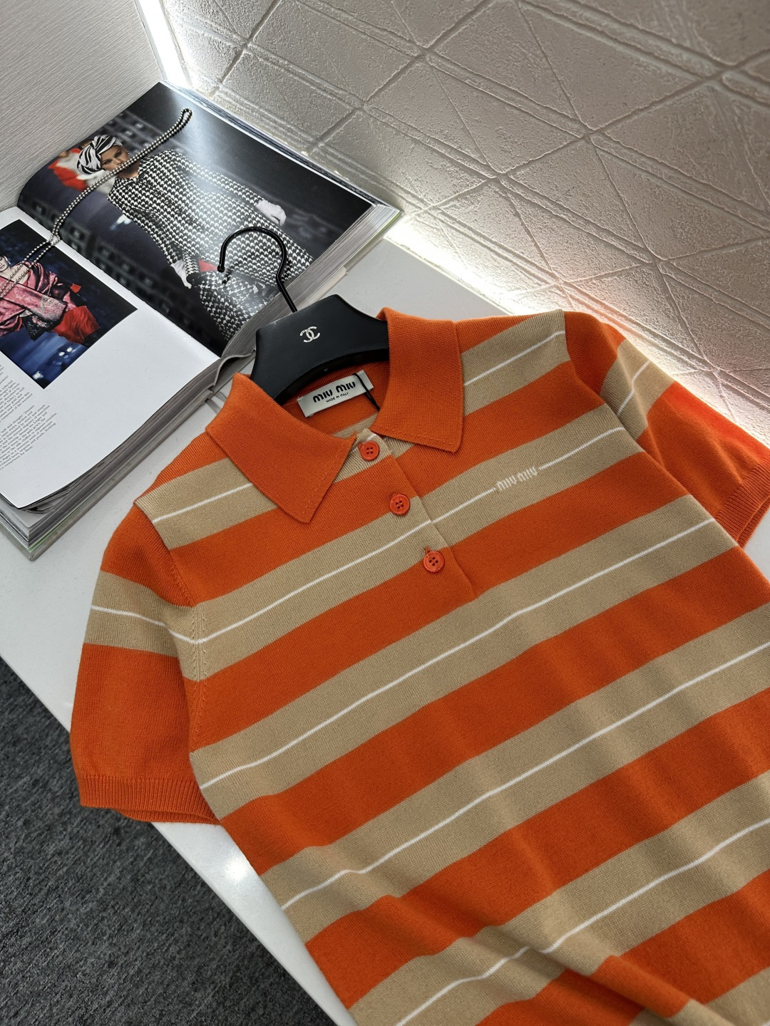 ♥Miumi*♥2025新品上架
      翻领针织短袖
定制YB羊毛纱线织造 柔软舒适 洋气显瘦 翻