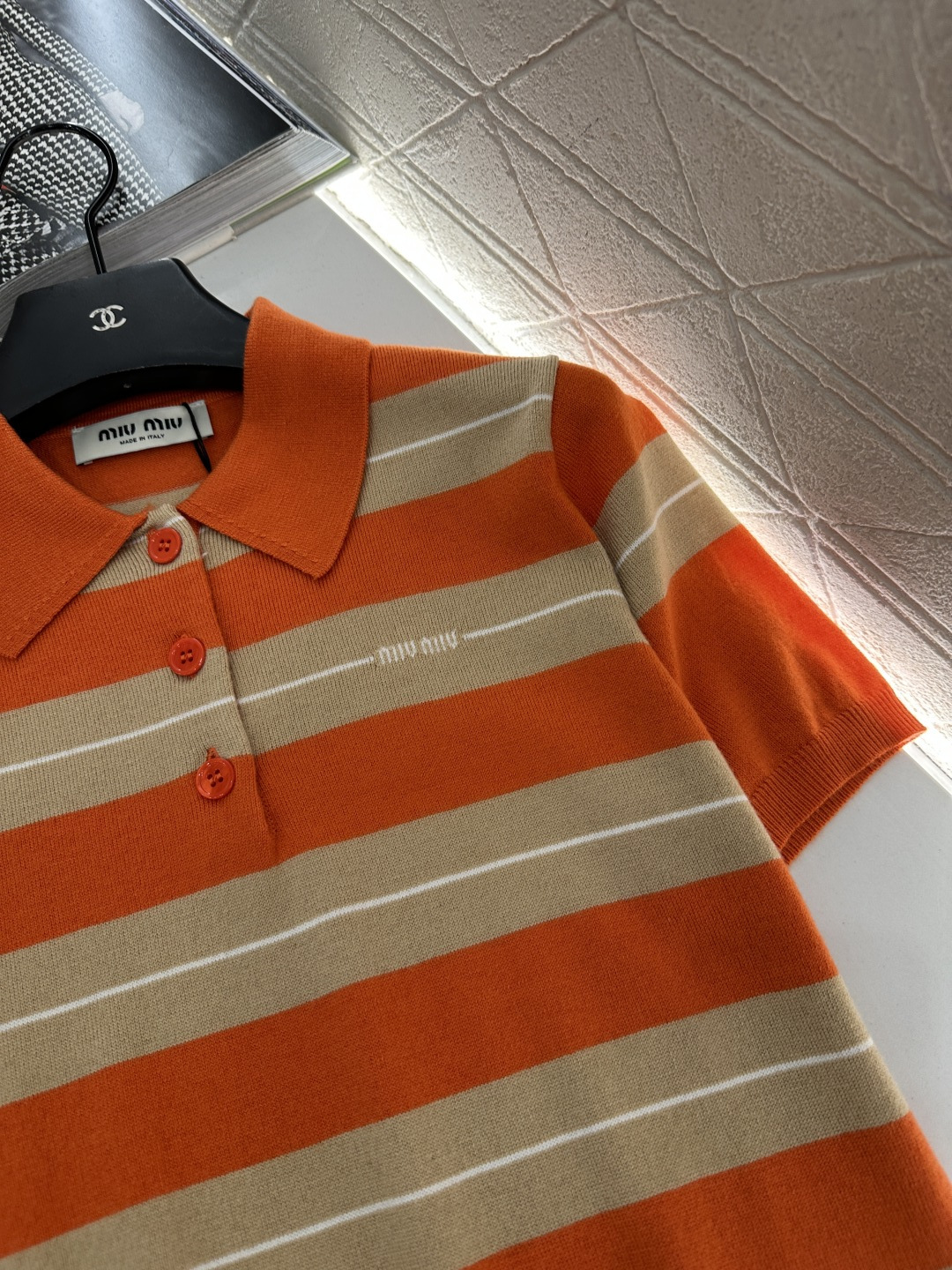 ♥Miumi*♥2025新品上架
      翻领针织短袖
定制YB羊毛纱线织造 柔软舒适 洋气显瘦 翻