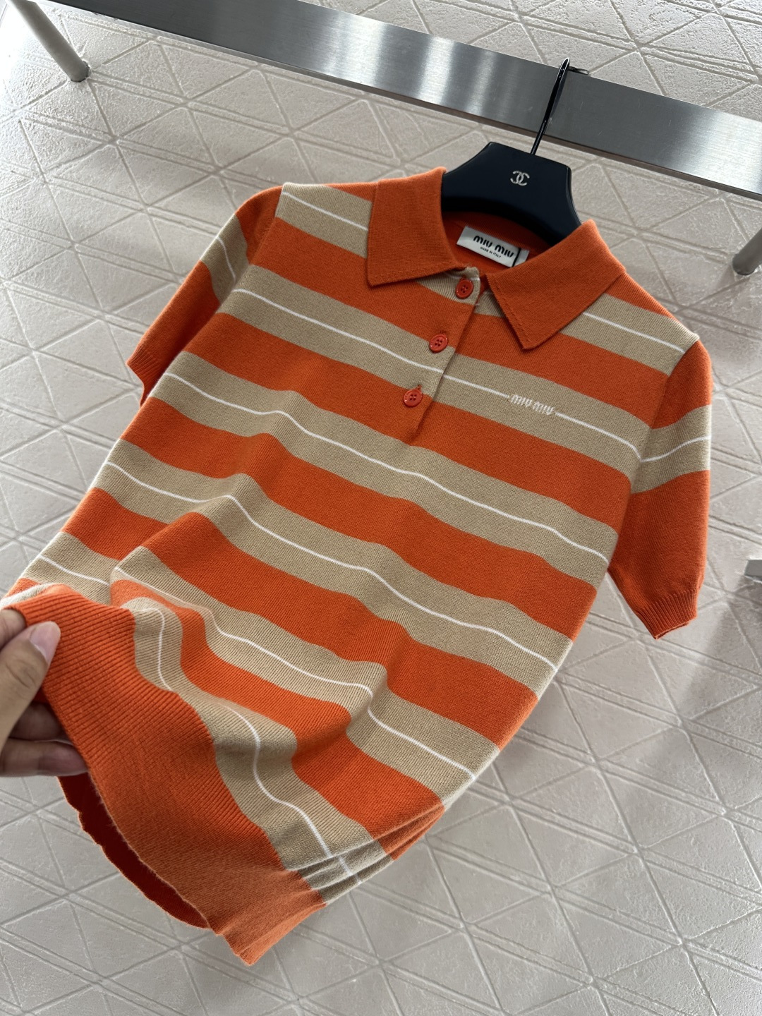 ♥Miumi*♥2025新品上架
      翻领针织短袖
定制YB羊毛纱线织造 柔软舒适 洋气显瘦 翻