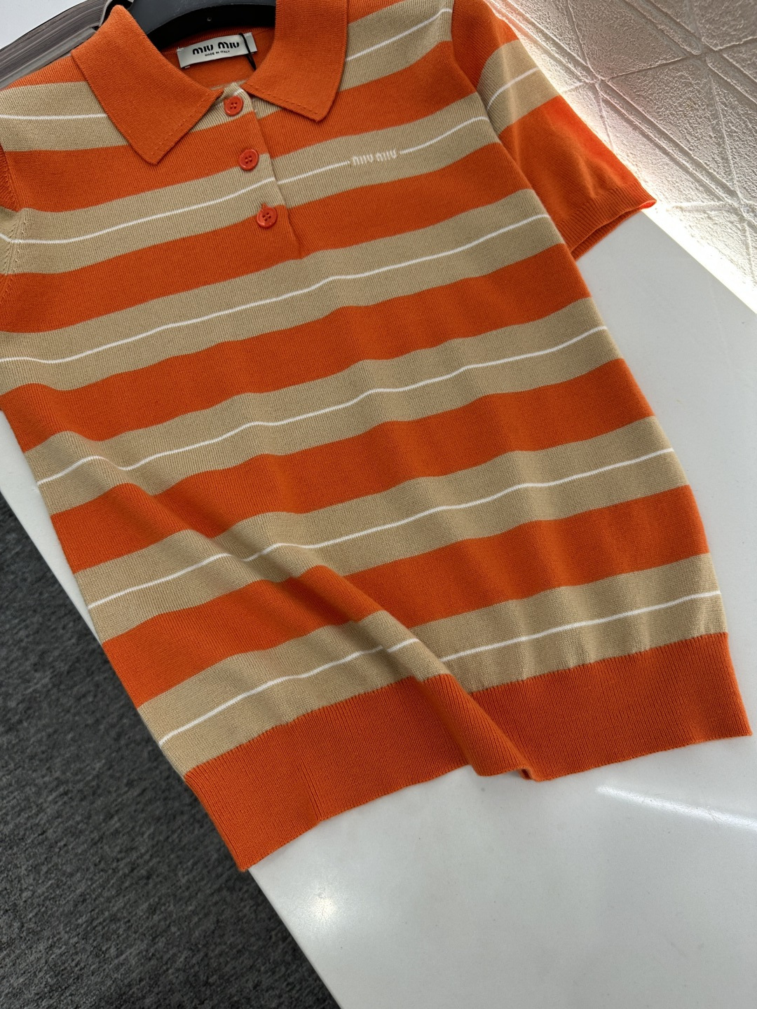 ♥Miumi*♥2025新品上架
      翻领针织短袖
定制YB羊毛纱线织造 柔软舒适 洋气显瘦 翻