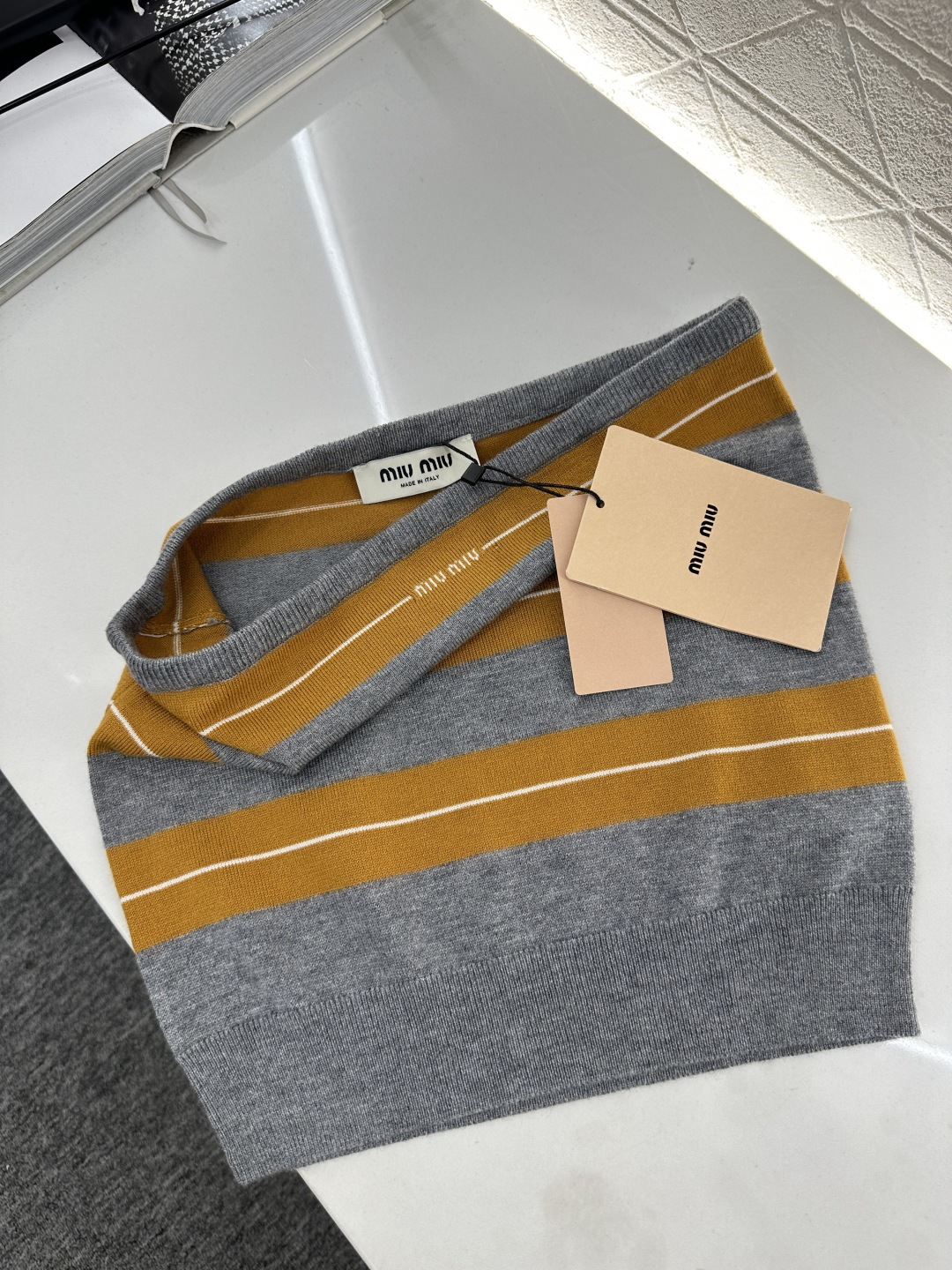 ♥Miumi*♥2025新品上架
   条纹撞色针织抹胸
定制YB羊毛纱线织造 细腻肌理 柔软舒适 平口