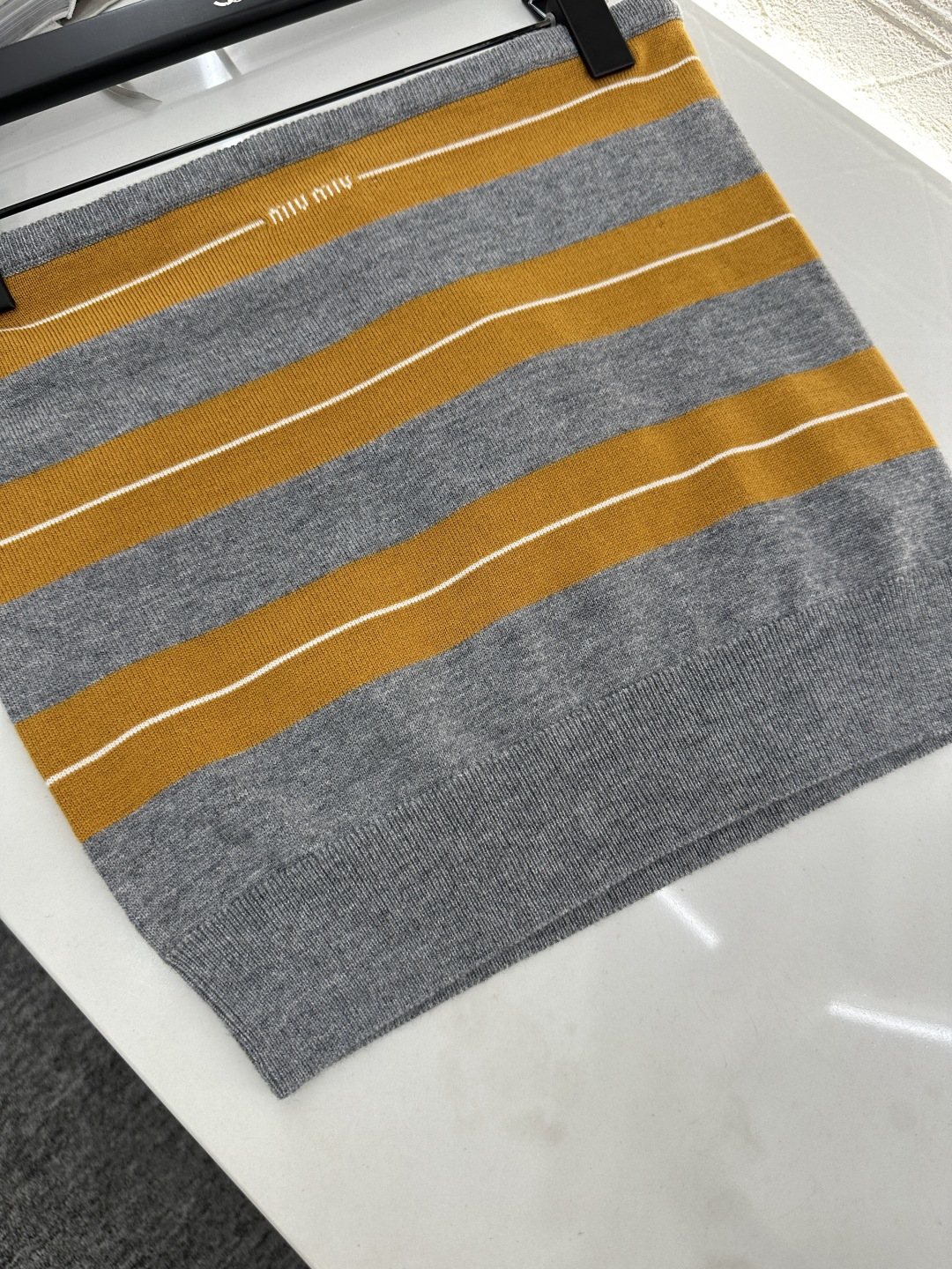 ♥Miumi*♥2025新品上架
   条纹撞色针织抹胸
定制YB羊毛纱线织造 细腻肌理 柔软舒适 平口