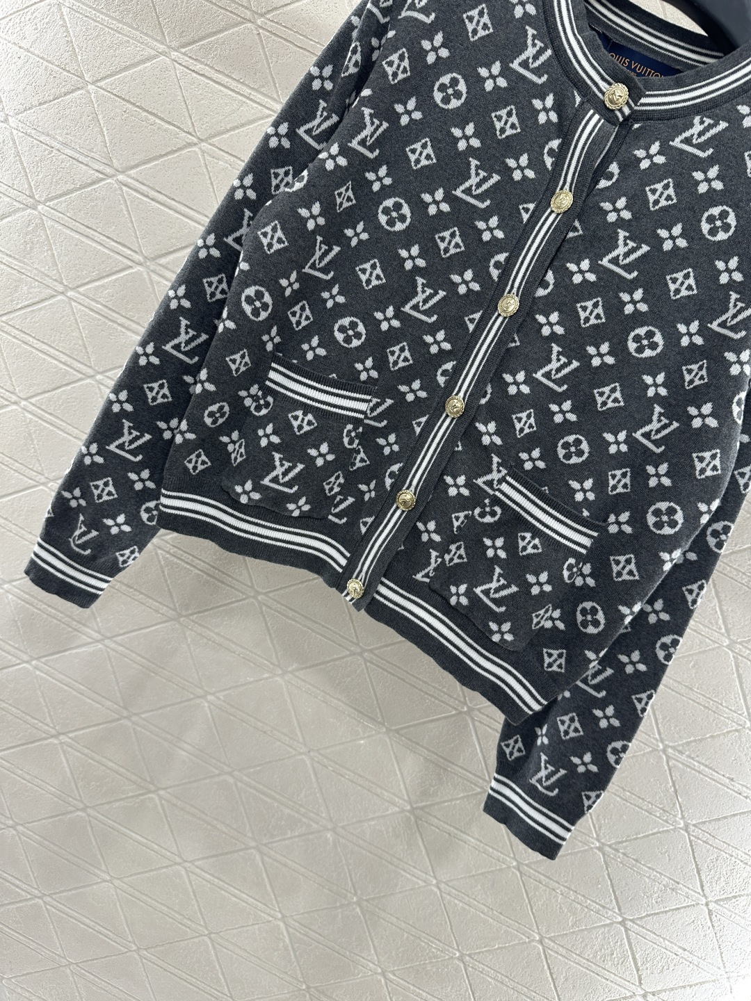 ♥Louis Vuitto*♥2025新品上架
        圆领提花针织开衫
定制YB羊毛纱线织造 