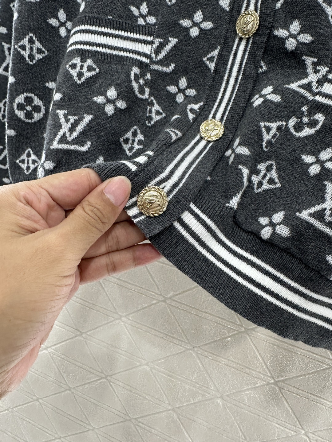 ♥Louis Vuitto*♥2025新品上架
        圆领提花针织开衫
定制YB羊毛纱线织造 