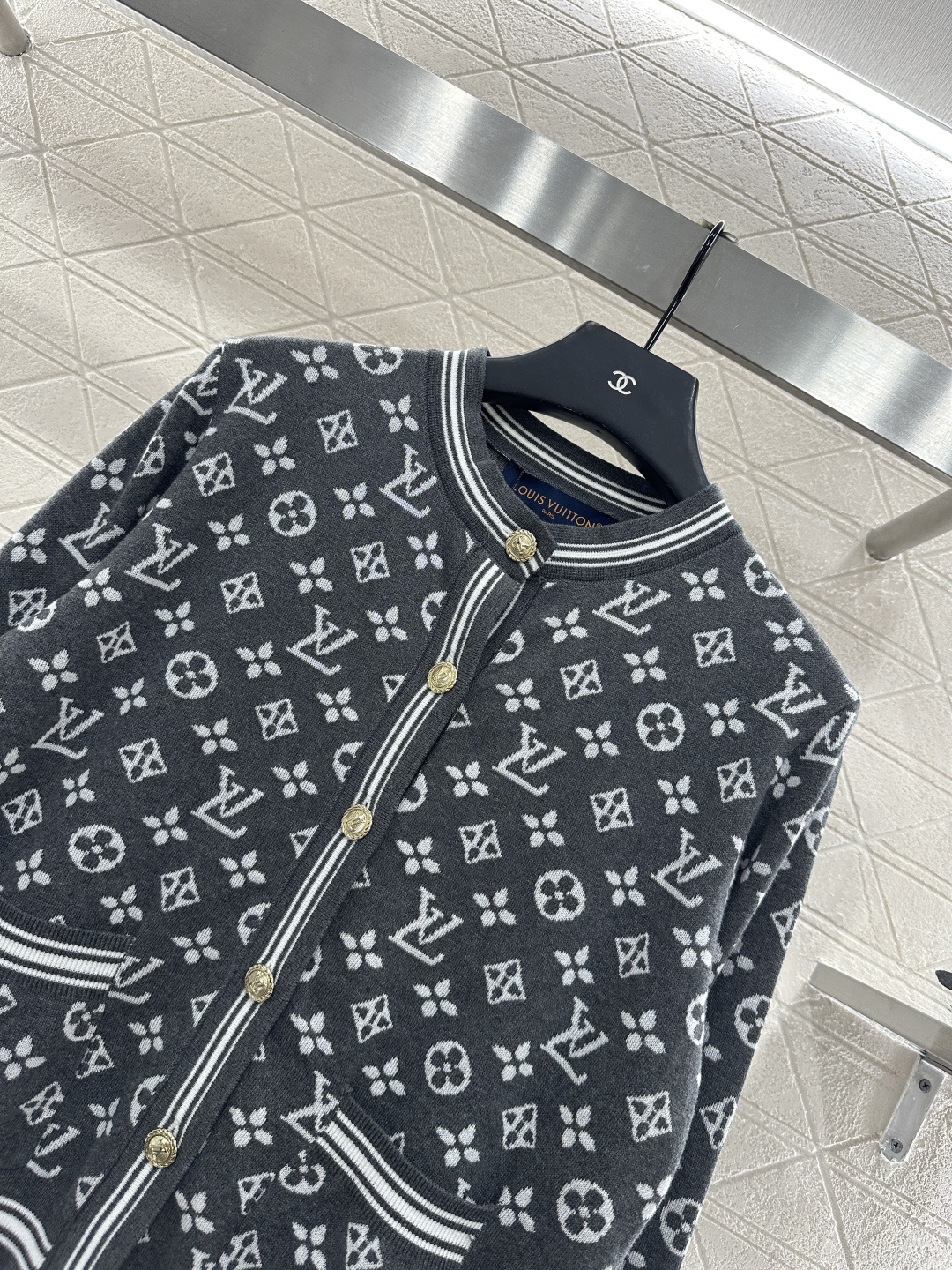 ♥Louis Vuitto*♥2025新品上架
        圆领提花针织开衫
定制YB羊毛纱线织造 