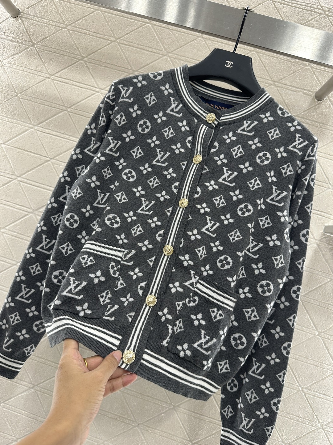 ♥Louis Vuitto*♥2025新品上架
        圆领提花针织开衫
定制YB羊毛纱线织造 