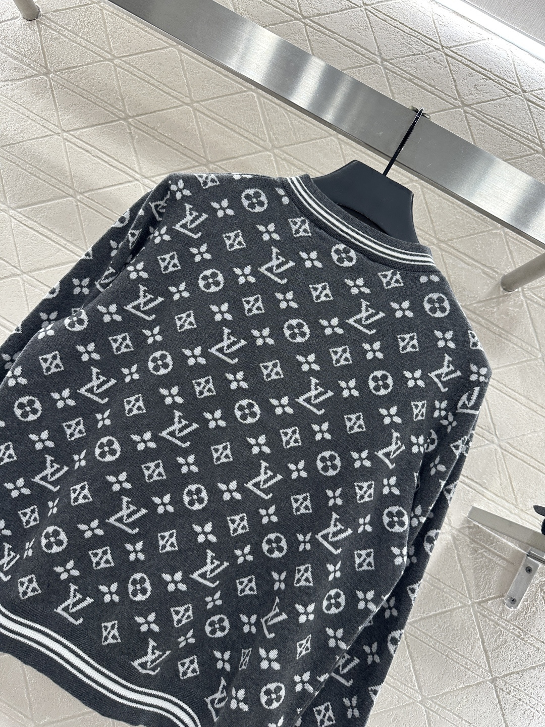 ♥Louis Vuitto*♥2025新品上架
        圆领提花针织开衫
定制YB羊毛纱线织造 