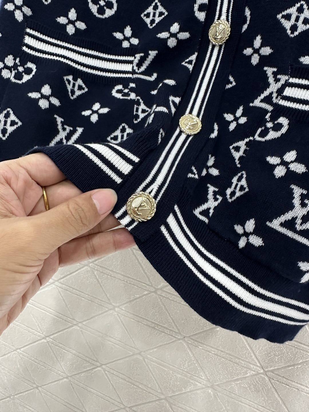 ♥Louis Vuitto*♥2025新品上架
        圆领提花针织开衫
定制YB羊毛纱线织造 