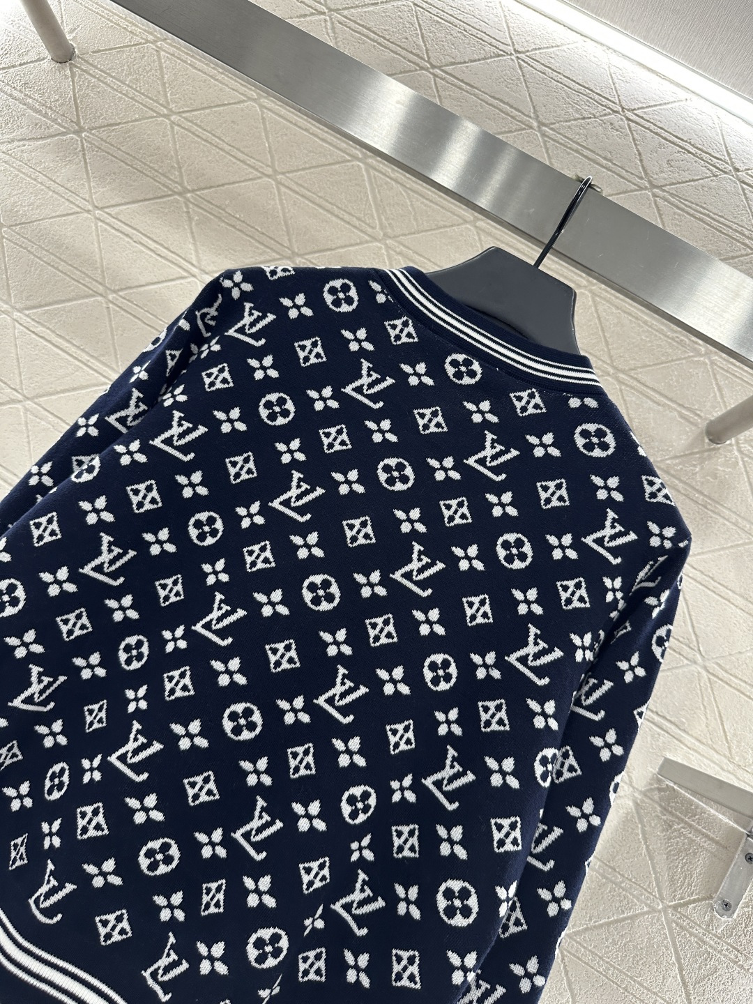 ♥Louis Vuitto*♥2025新品上架
        圆领提花针织开衫
定制YB羊毛纱线织造 