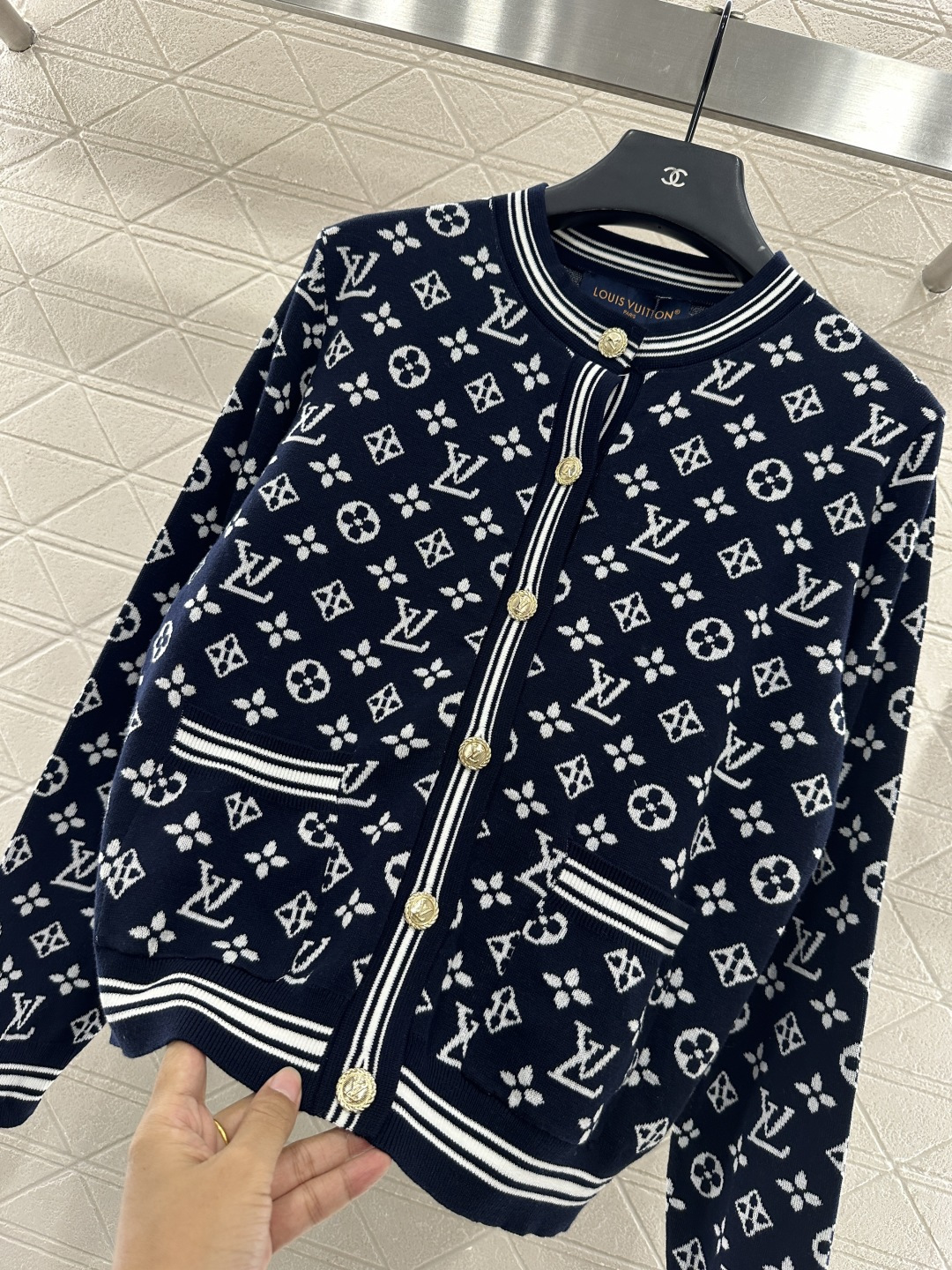 ♥Louis Vuitto*♥2025新品上架
        圆领提花针织开衫
定制YB羊毛纱线织造 