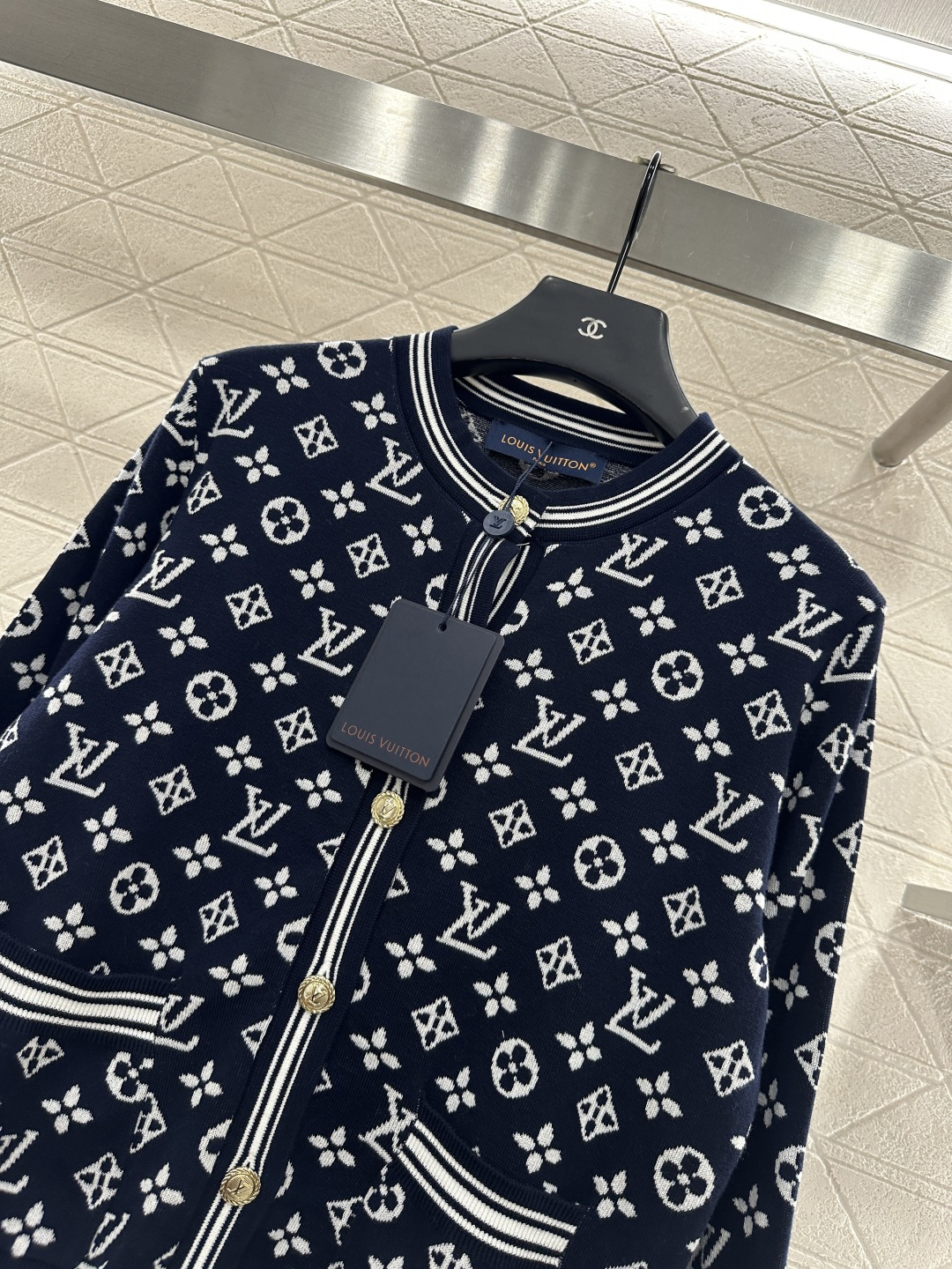 ♥Louis Vuitto*♥2025新品上架
        圆领提花针织开衫
定制YB羊毛纱线织造 