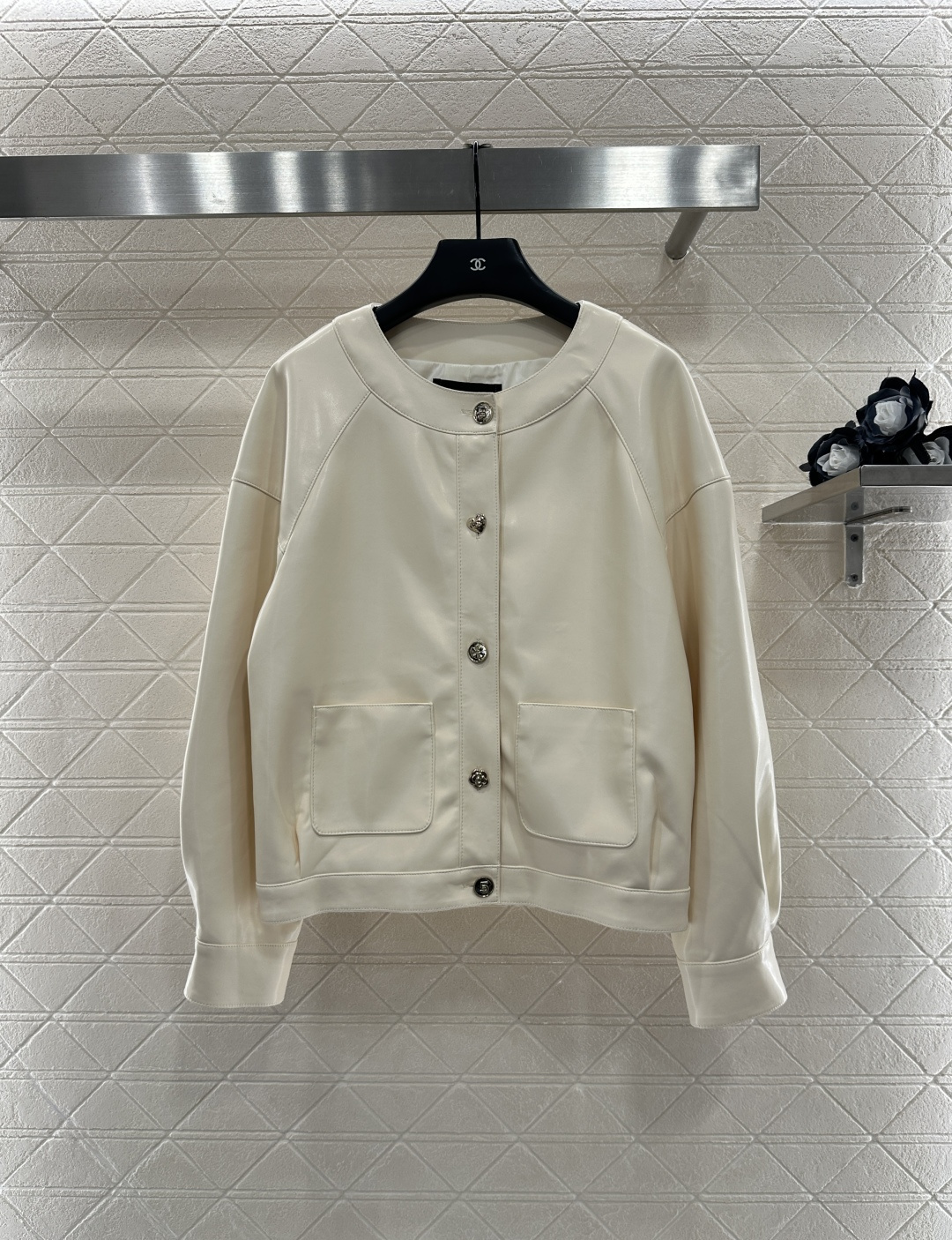 ♥Chane*♥2025新品上架
      进口小羊皮外套
定制YB进口小羊皮材质 质感光泽 细腻有型