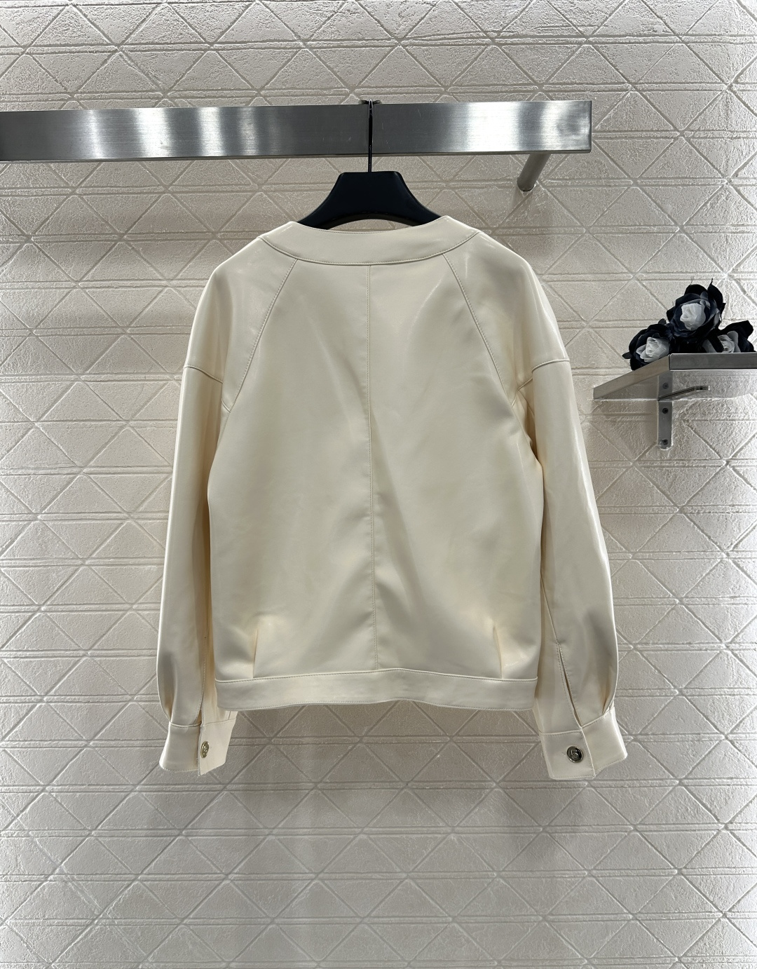 ♥Chane*♥2025新品上架
      进口小羊皮外套
定制YB进口小羊皮材质 质感光泽 细腻有型