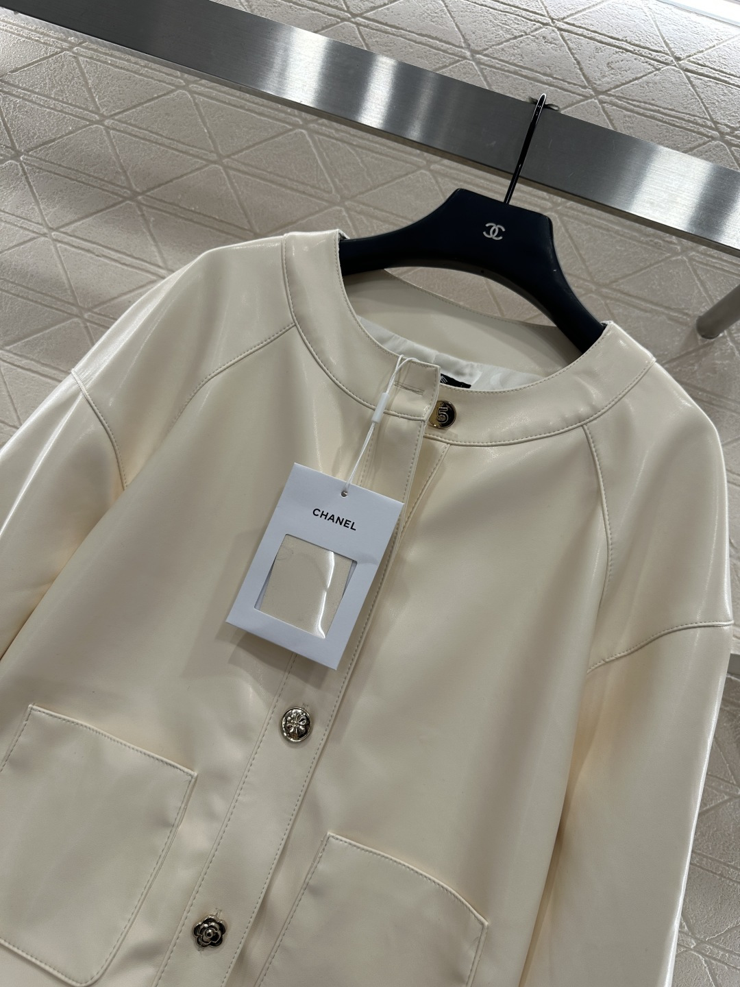 ♥Chane*♥2025新品上架
      进口小羊皮外套
定制YB进口小羊皮材质 质感光泽 细腻有型