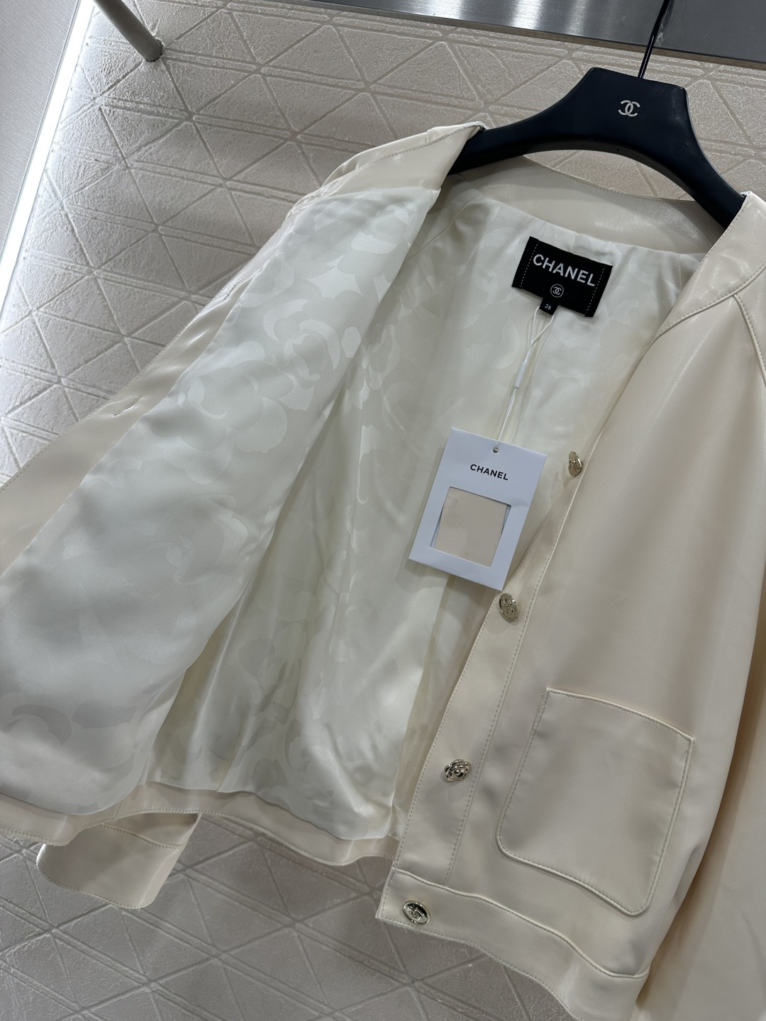 ♥Chane*♥2025新品上架
      进口小羊皮外套
定制YB进口小羊皮材质 质感光泽 细腻有型