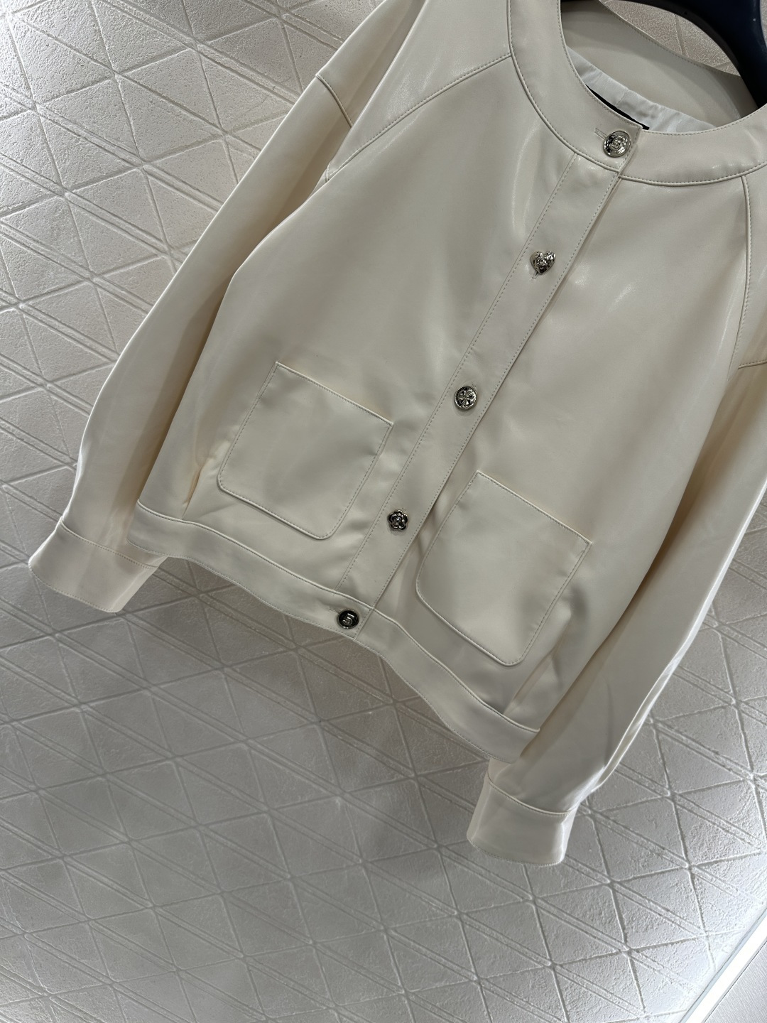 ♥Chane*♥2025新品上架
      进口小羊皮外套
定制YB进口小羊皮材质 质感光泽 细腻有型