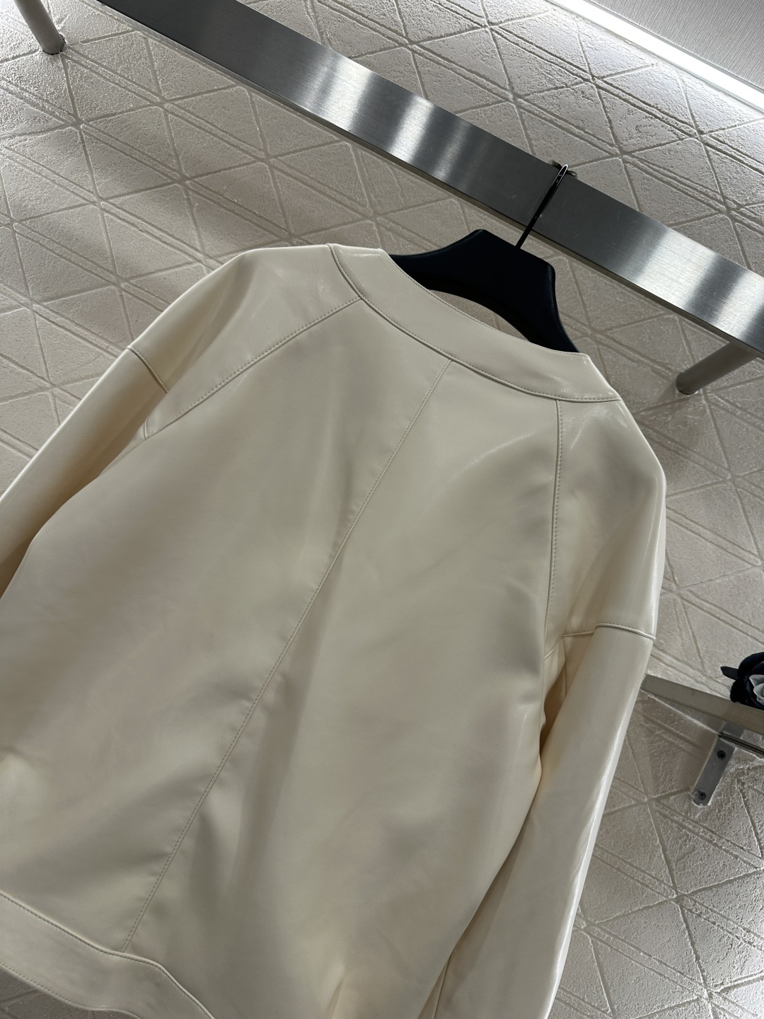 ♥Chane*♥2025新品上架
      进口小羊皮外套
定制YB进口小羊皮材质 质感光泽 细腻有型