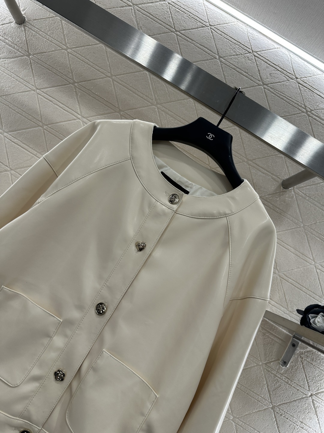 ♥Chane*♥2025新品上架
      进口小羊皮外套
定制YB进口小羊皮材质 质感光泽 细腻有型