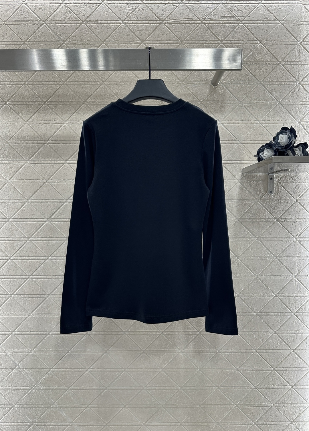 ♥Loew*♥2025新品上架
      圆领钉珠长袖上衣
定制YB原生全棉材质 透气舒适 质感十足 