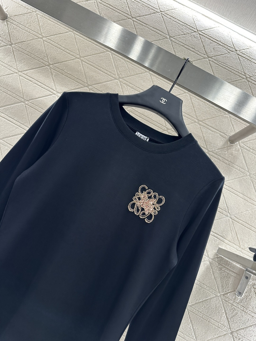 ♥Loew*♥2025新品上架
      圆领钉珠长袖上衣
定制YB原生全棉材质 透气舒适 质感十足 