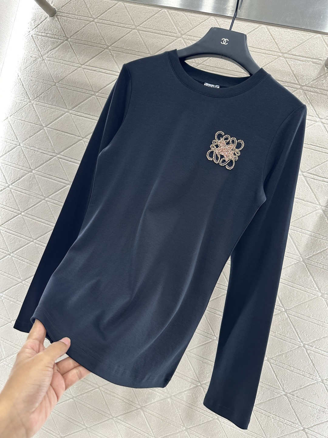 ♥Loew*♥2025新品上架
      圆领钉珠长袖上衣
定制YB原生全棉材质 透气舒适 质感十足 