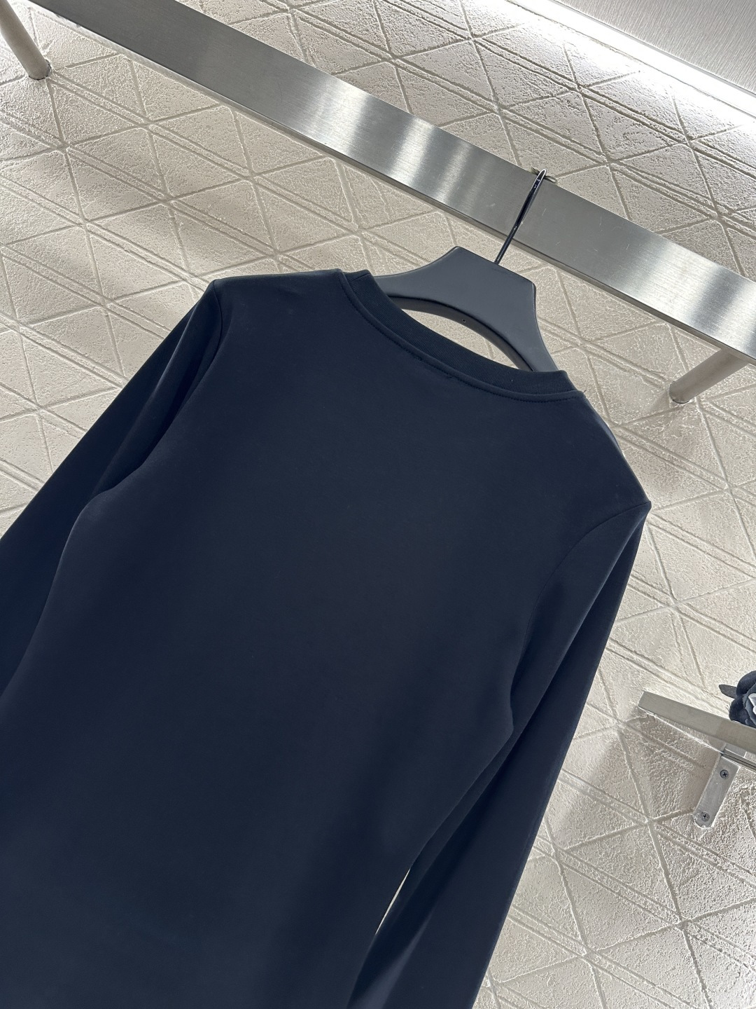 ♥Loew*♥2025新品上架
      圆领钉珠长袖上衣
定制YB原生全棉材质 透气舒适 质感十足 