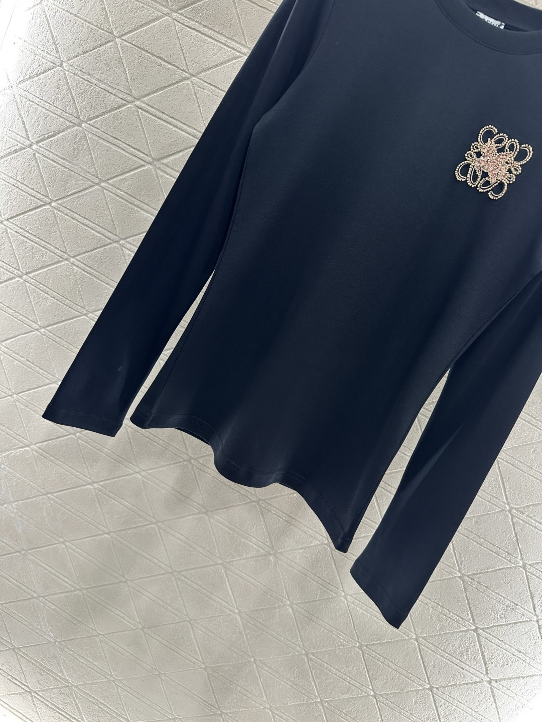 ♥Loew*♥2025新品上架
      圆领钉珠长袖上衣
定制YB原生全棉材质 透气舒适 质感十足 