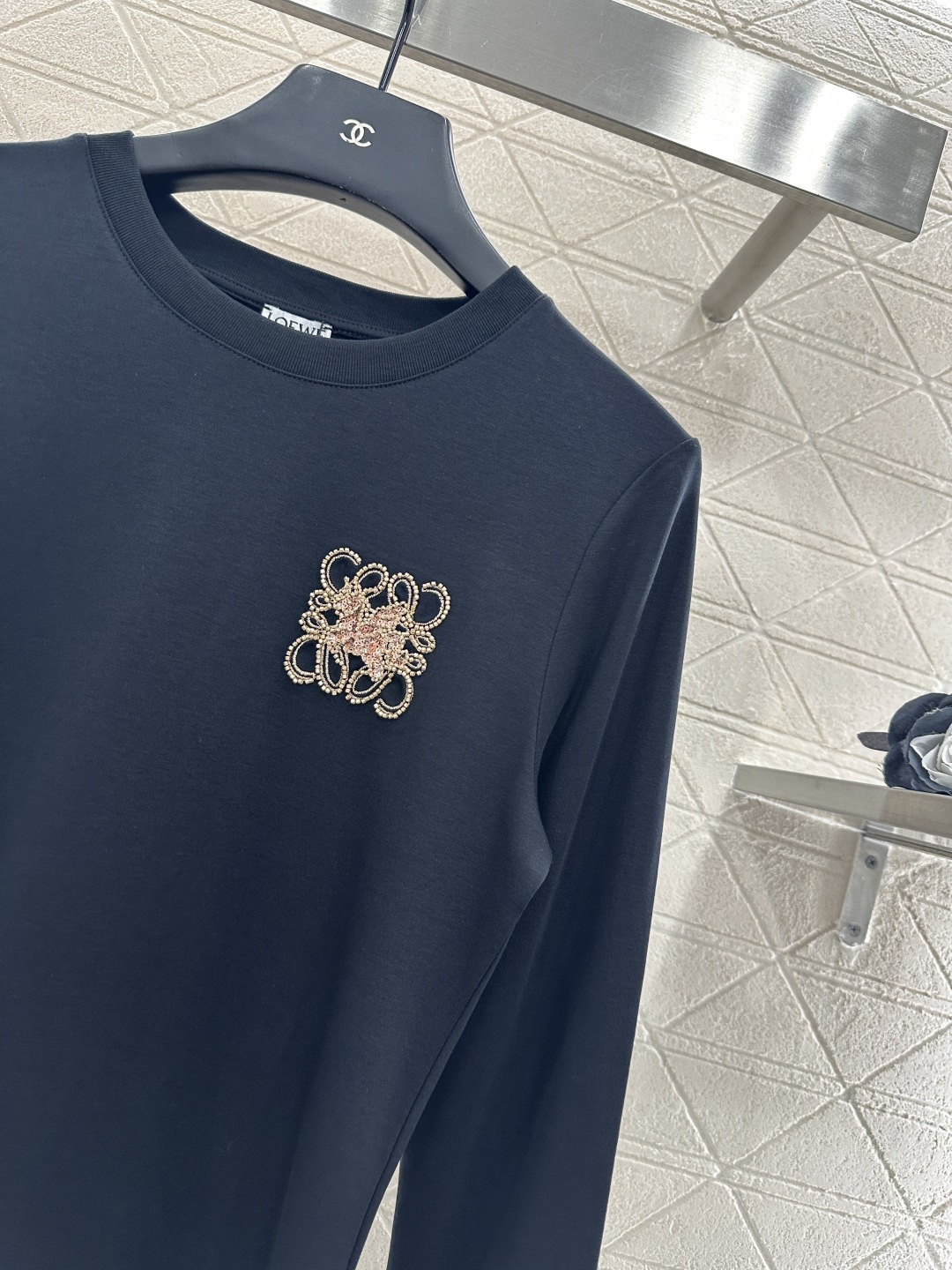 ♥Loew*♥2025新品上架
      圆领钉珠长袖上衣
定制YB原生全棉材质 透气舒适 质感十足 