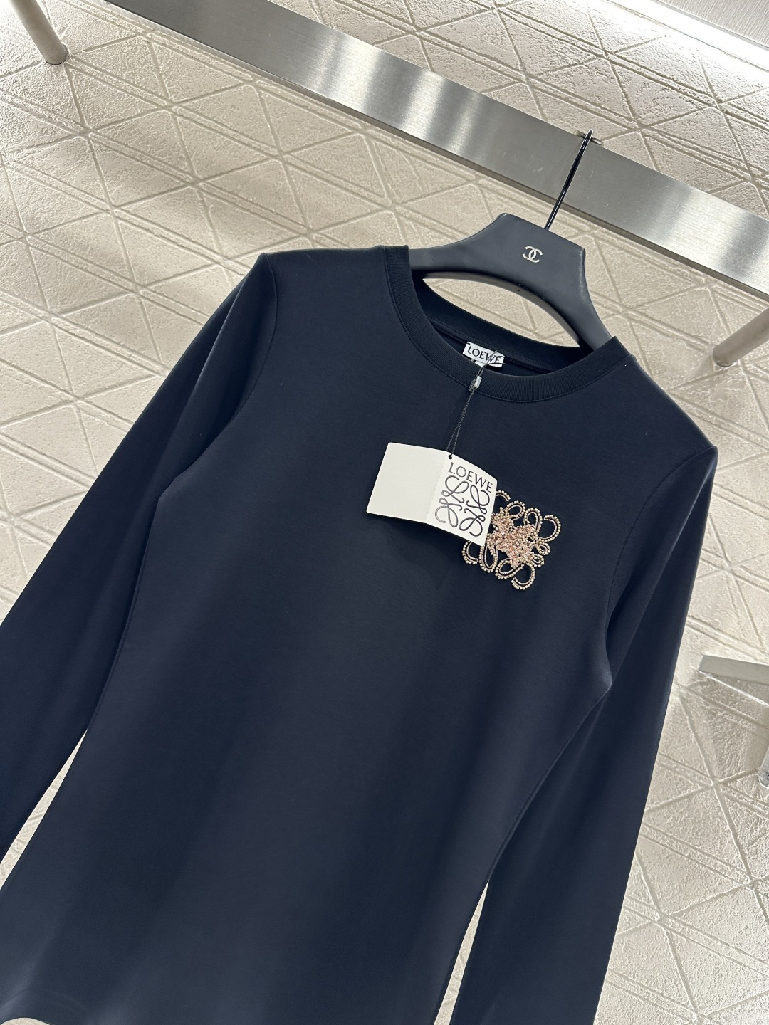 ♥Loew*♥2025新品上架
      圆领钉珠长袖上衣
定制YB原生全棉材质 透气舒适 质感十足 