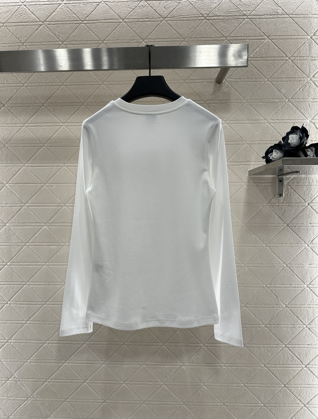 ♥Loew*♥2025新品上架
      圆领钉珠长袖上衣
定制YB原生全棉材质 透气舒适 质感十足 